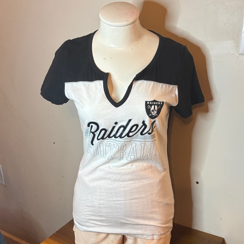 🎉NFL Raiders Football Black and White Women's Short Sleeve Tee!